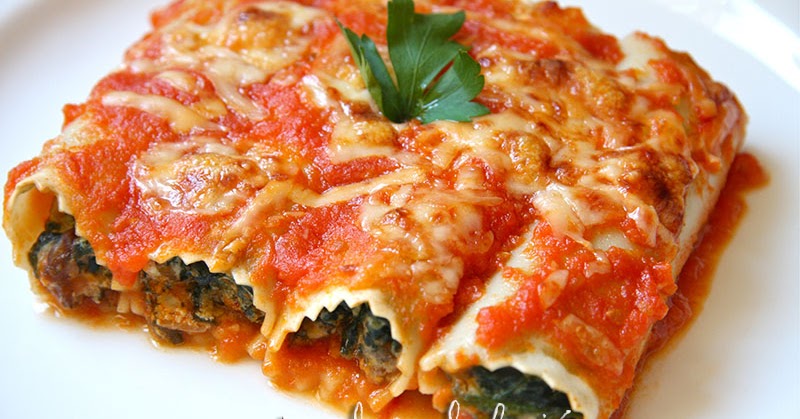 Cannelloni stuffed with ricotta and spinach with bechamel sauce