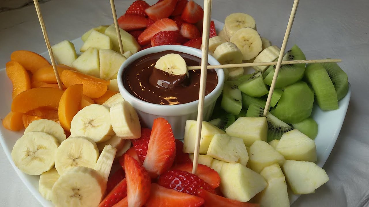 Chocolate fondue with fruits