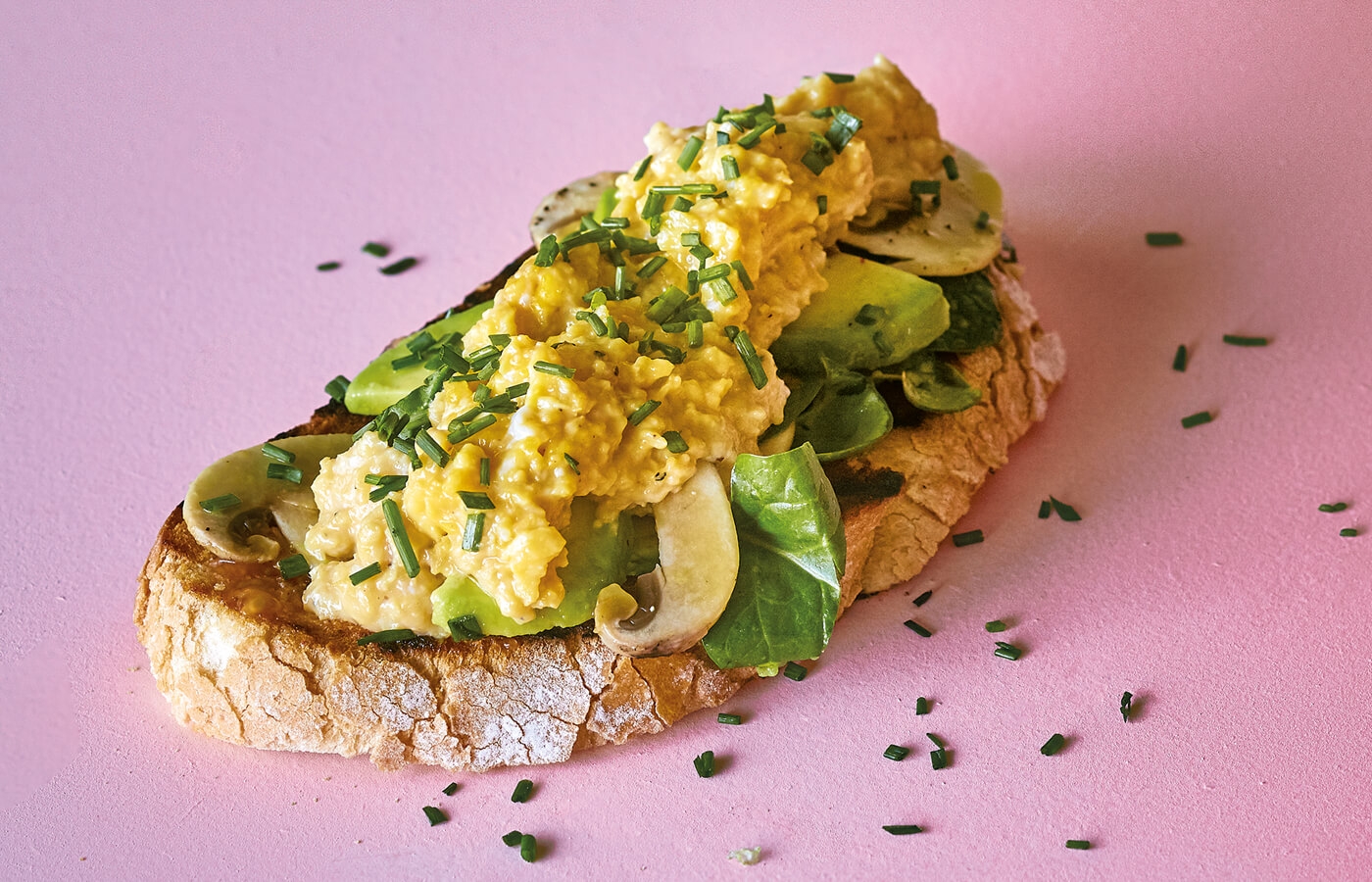 Huevos revueltos con aguacate y tostadas integrales